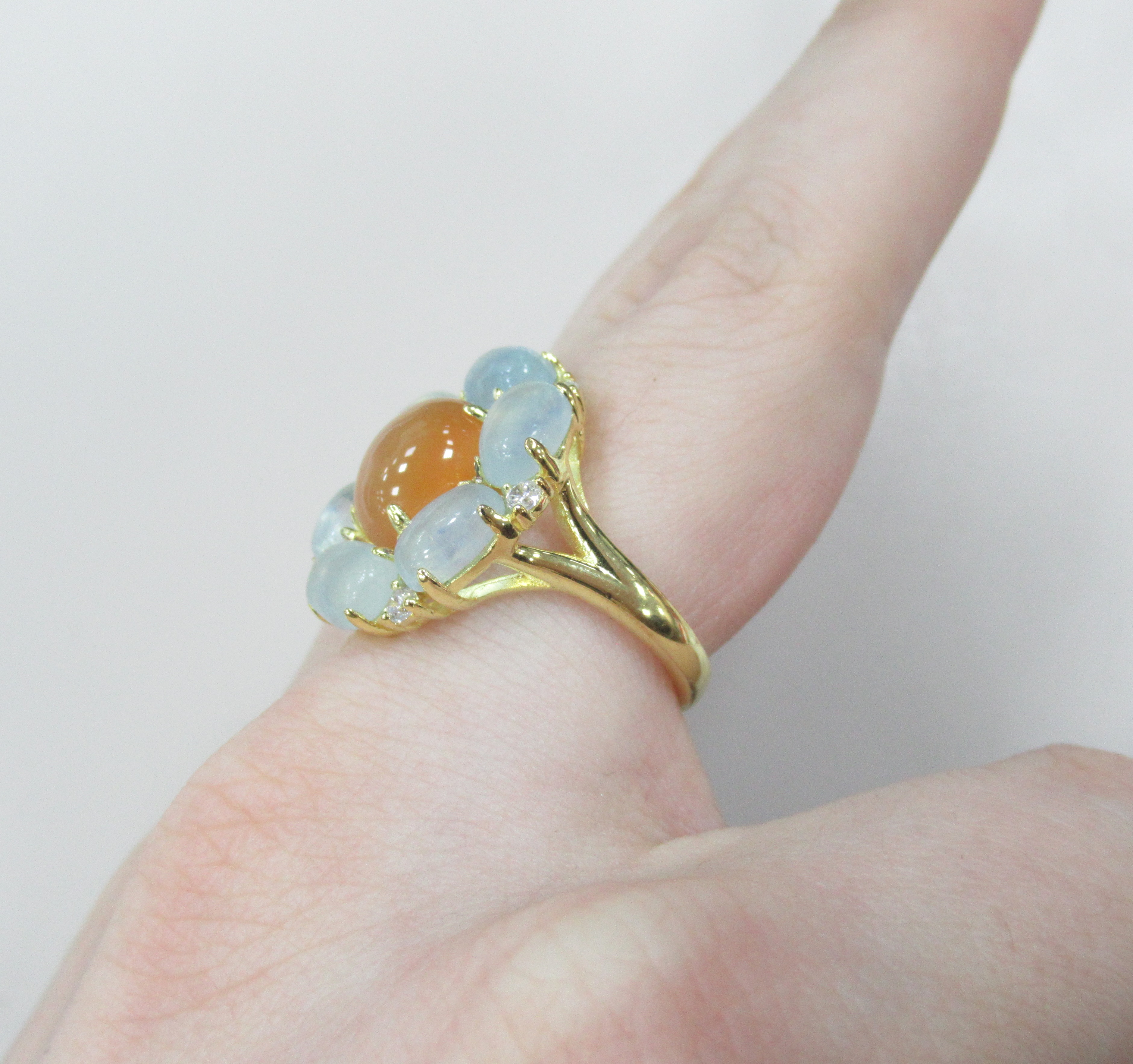 Серебряное кольцо с халцедоном и аквамаринами